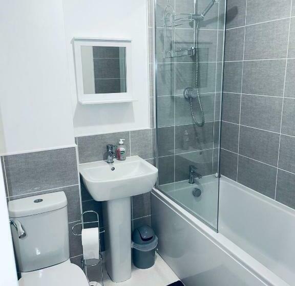 Cosy Family Home   Coventry City Centre   Entire House