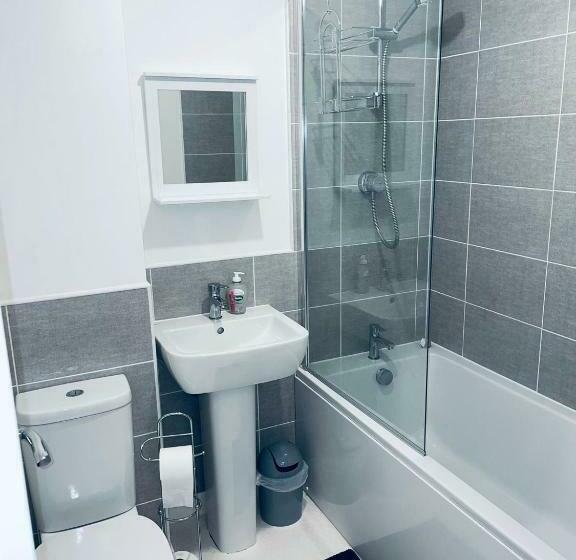 Cosy Family Home   Coventry City Centre   Entire House