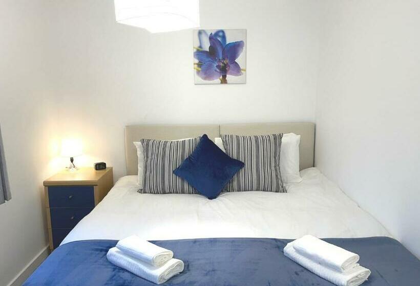 Cosy Family Home   Coventry City Centre   Entire House