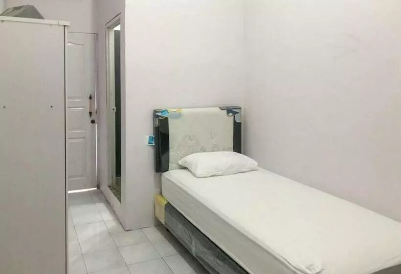 Hotelli Celly Homestay Samarinda Redpartner