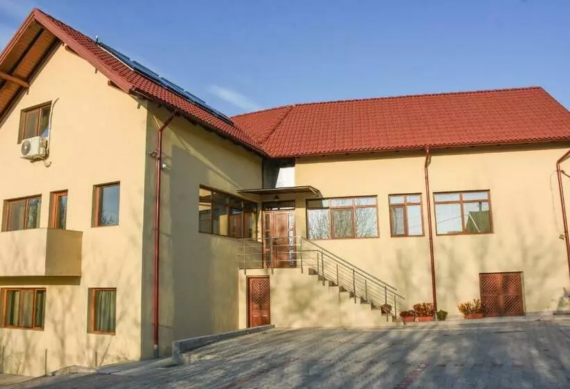 ペンション Tomis House