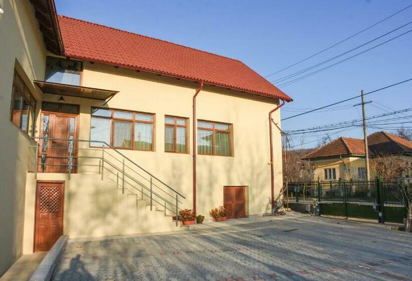 ペンション Tomis House