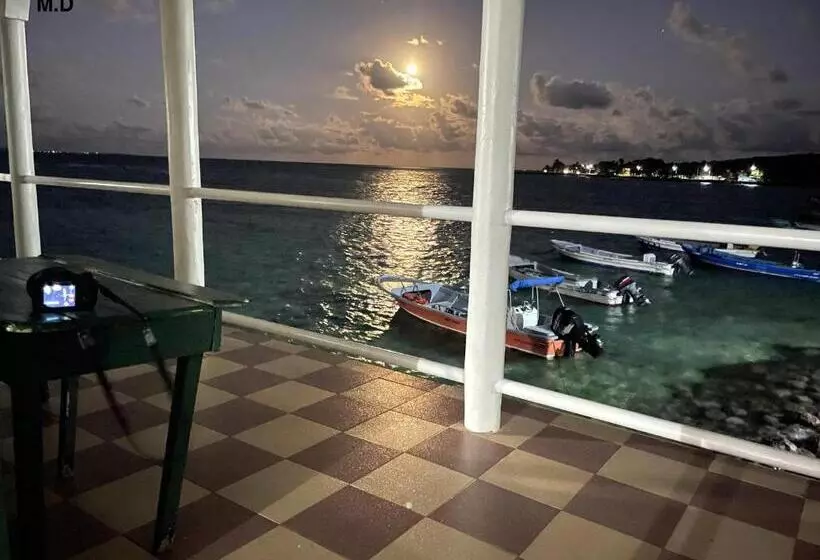 The Wave Hostel Corn Island