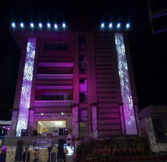 ホテル Shahanshahi Adventure Park & Wellness Resort 12 Km Away From Mussoorie
