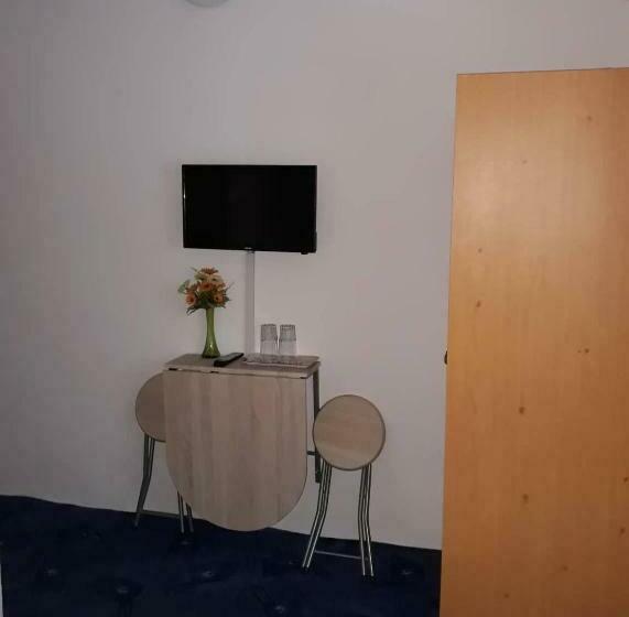 Bed and Breakfast Garden Etterem Kávézó és Panzió Tahitótfalú