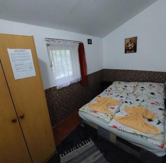 Bed and Breakfast Garden Etterem Kávézó és Panzió Tahitótfalú