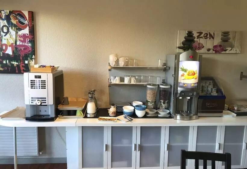 ホテル Adonis Lyon Est Hôtel Artys