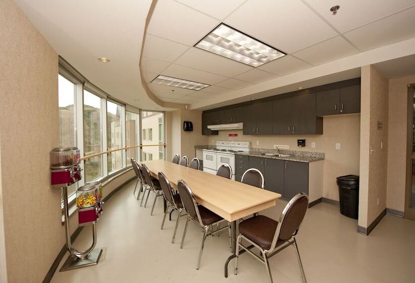 בית מלון כפרי Residence & Conference Centre   Kamloops