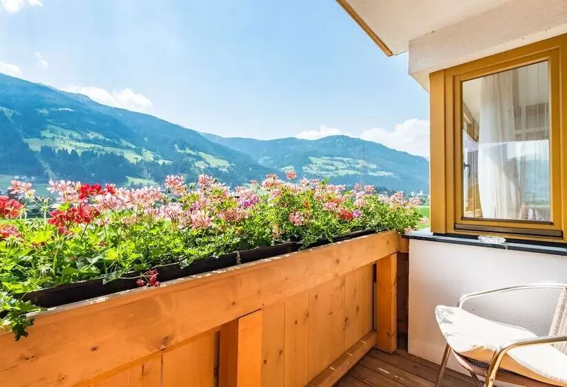 Отель Riedl Im Zillertal