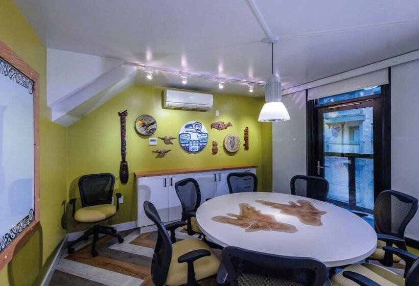 Отель Skwachays Lodge