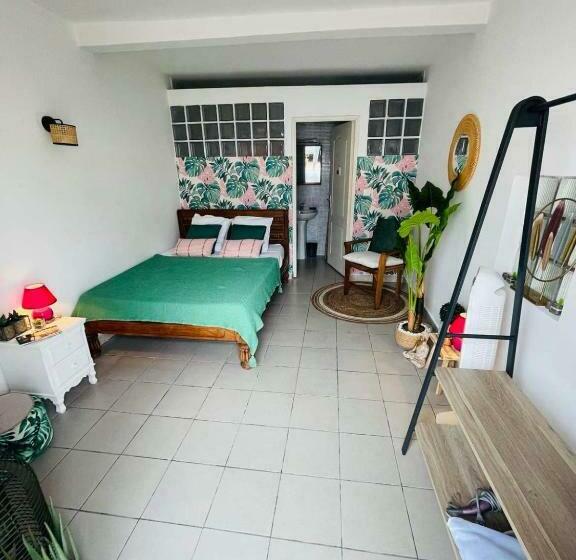 تختخواب و صبحانه L Est Capade