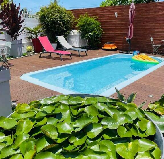 تختخواب و صبحانه L Est Capade