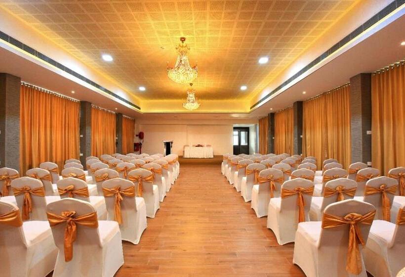 فندق Raas Residency