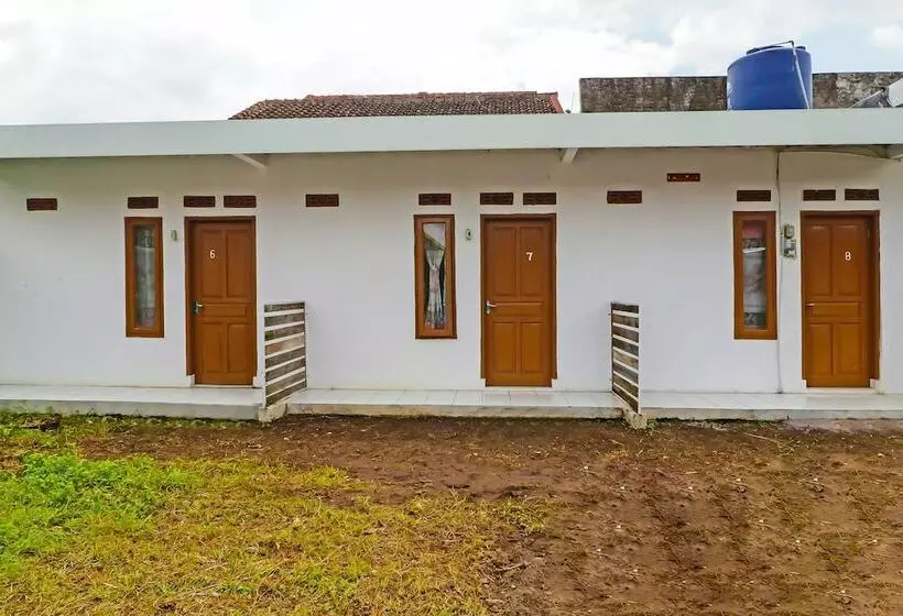 Hotelli Oyo 90809 Homestay Black Pink Merah Jambu