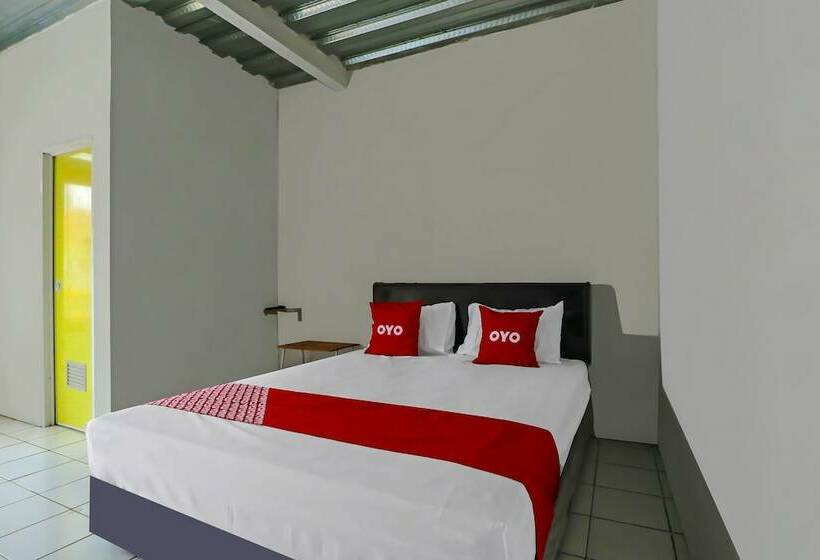 בית מלון כפרי Oyo 90809 Homestay Black Pink Merah Jambu