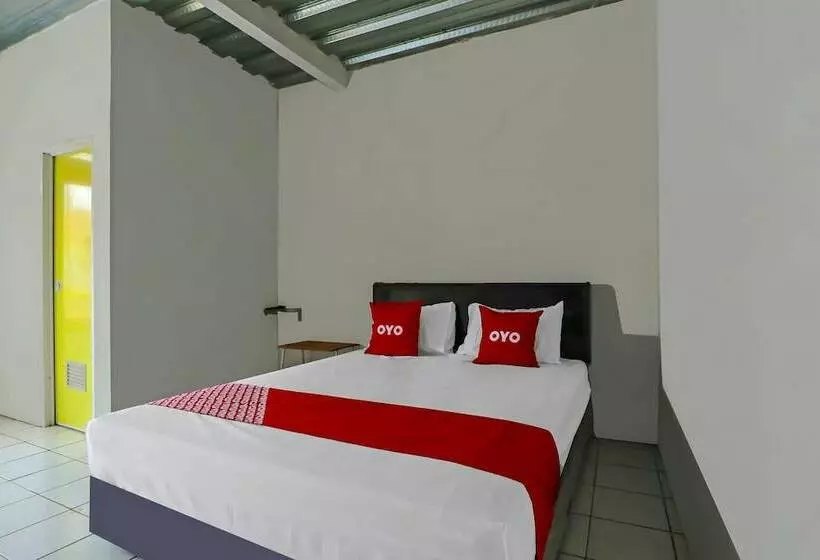 Hotelli Oyo 90809 Homestay Black Pink Merah Jambu