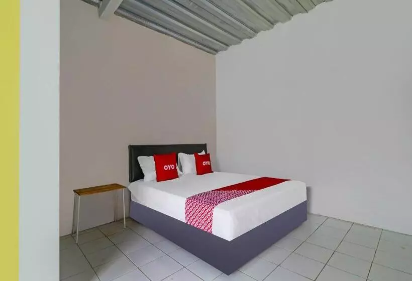 Hotelli Oyo 90809 Homestay Black Pink Merah Jambu