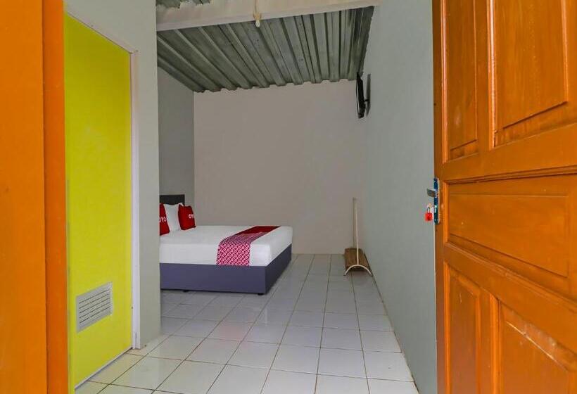 בית מלון כפרי Oyo 90809 Homestay Black Pink Merah Jambu