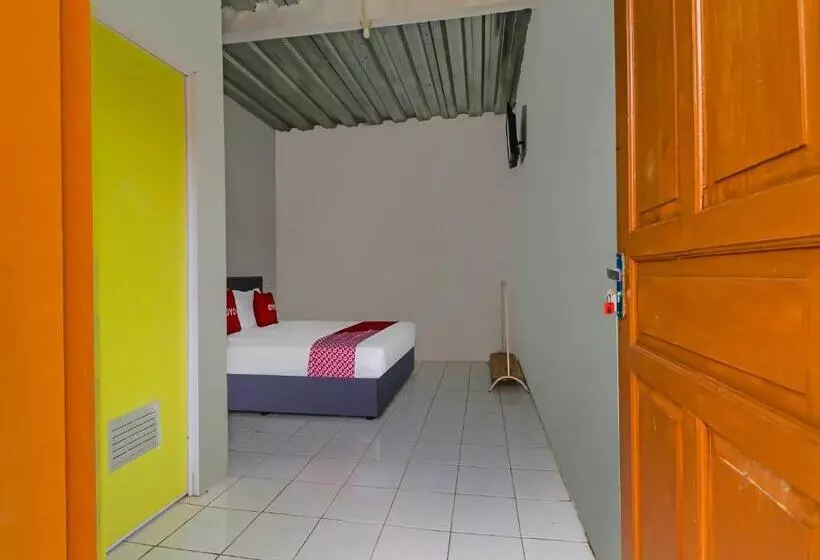 Hotelli Oyo 90809 Homestay Black Pink Merah Jambu