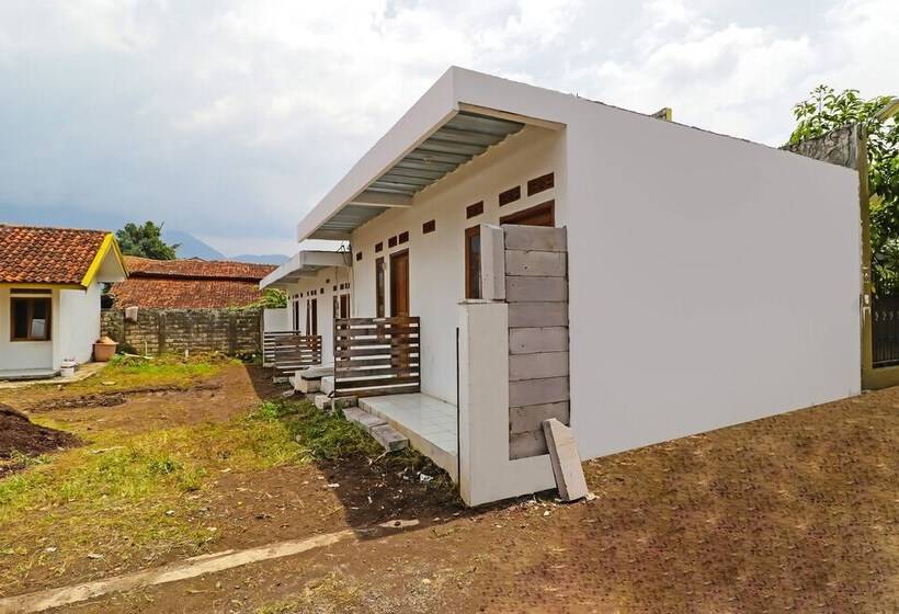 בית מלון כפרי Oyo 90809 Homestay Black Pink Merah Jambu