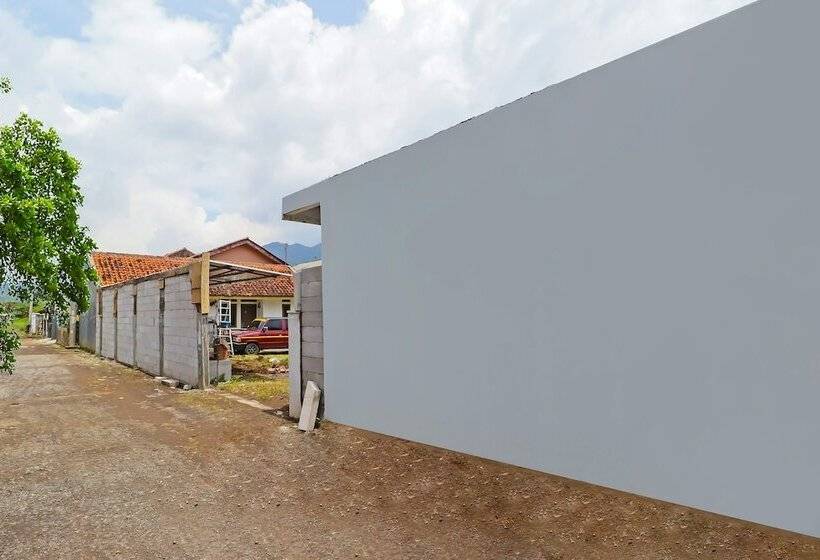 בית מלון כפרי Oyo 90809 Homestay Black Pink Merah Jambu