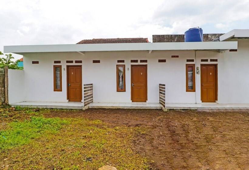 בית מלון כפרי Oyo 90809 Homestay Black Pink Merah Jambu