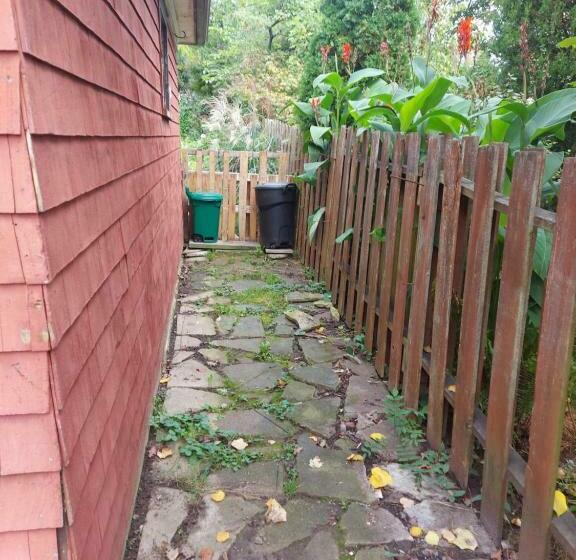 Bed and Breakfast Entire 2nd Floor, Private Entrance, 3bds & 2baths, Niagara Falls