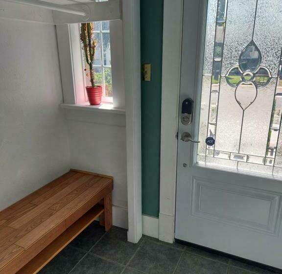 Bed and Breakfast Entire 2nd Floor, Private Entrance, 3bds & 2baths, Niagara Falls