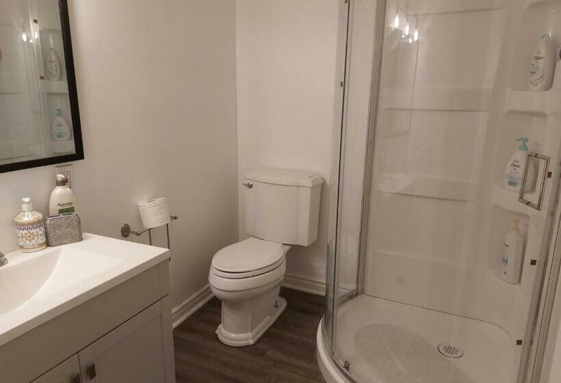 Bed and Breakfast Entire 2nd Floor, Private Entrance, 3bds & 2baths, Niagara Falls