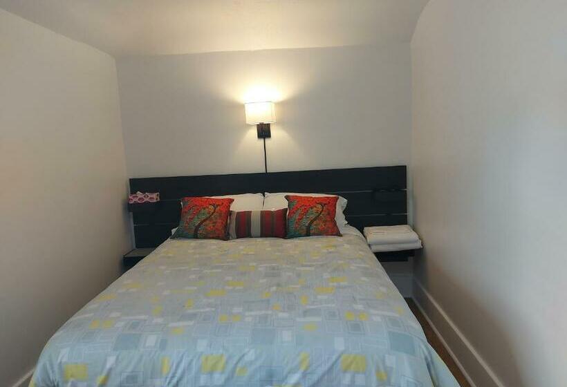 Bed and Breakfast Entire 2nd Floor, Private Entrance, 3bds & 2baths, Niagara Falls