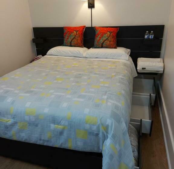 Bed and Breakfast Entire 2nd Floor, Private Entrance, 3bds & 2baths, Niagara Falls