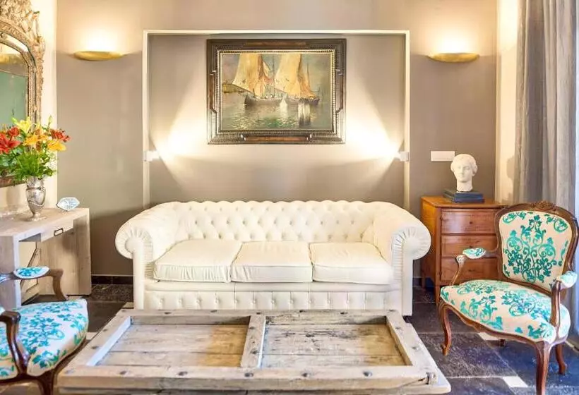 تختخواب و صبحانه A Mare Luxury Rooms