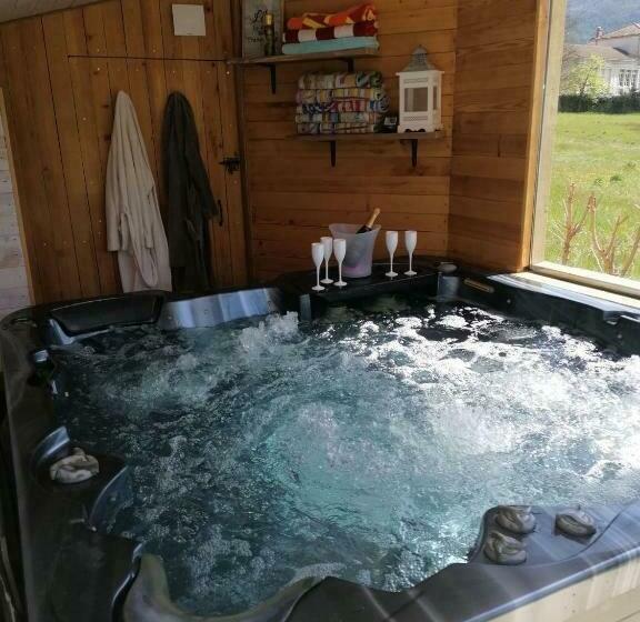 Aamiaismajoitus (B&B) Chambre Avec Jacuzzi Privatif Le Pêcher