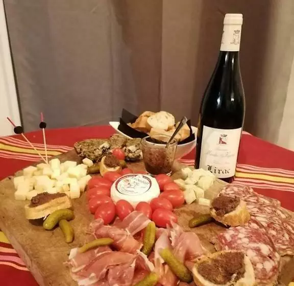 Aamiaismajoitus (B&B) Chambre Avec Jacuzzi Privatif Le Pêcher