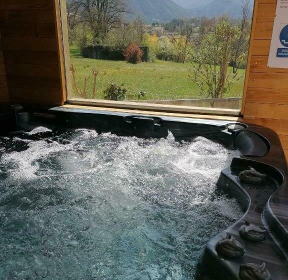 Aamiaismajoitus (B&B) Chambre Avec Jacuzzi Privatif Le Pêcher