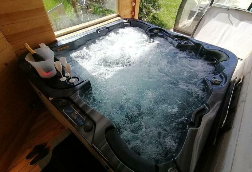 Aamiaismajoitus (B&B) Chambre Avec Jacuzzi Privatif Le Pêcher