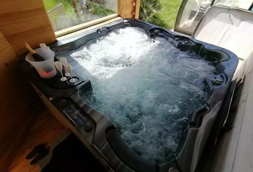 Aamiaismajoitus (B&B) Chambre Avec Jacuzzi Privatif Le Pêcher