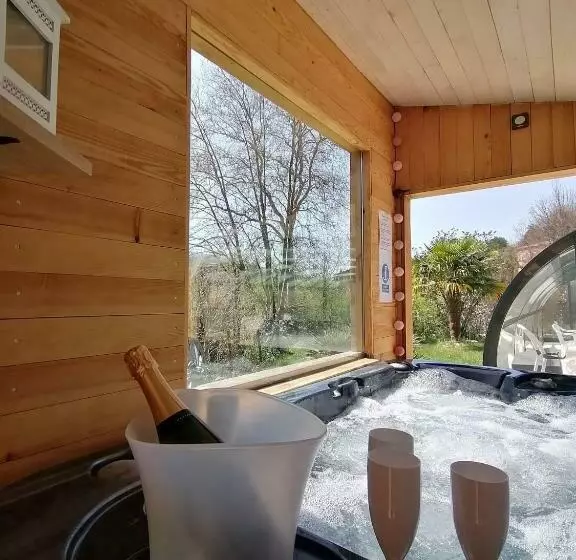 Aamiaismajoitus (B&B) Chambre Avec Jacuzzi Privatif Le Pêcher