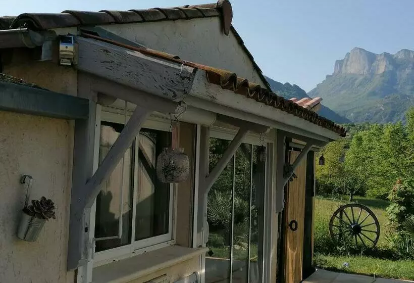 Aamiaismajoitus (B&B) Chambre Avec Jacuzzi Privatif Le Pêcher