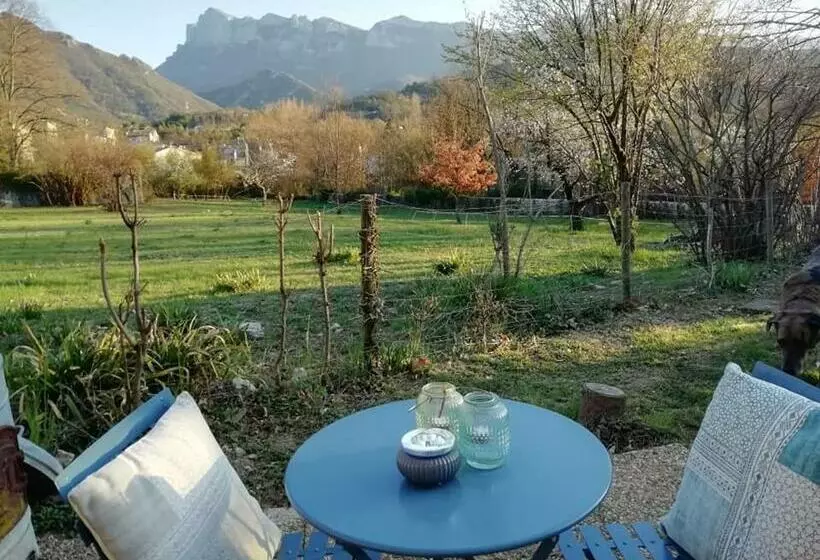 Aamiaismajoitus (B&B) Chambre Avec Jacuzzi Privatif Le Pêcher