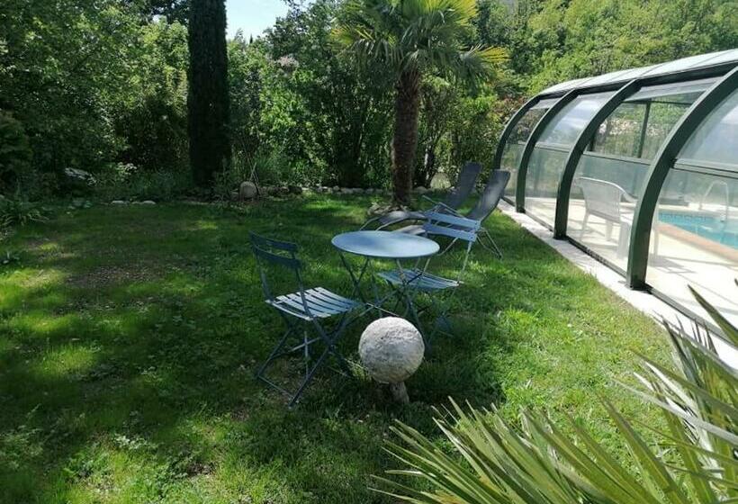 Aamiaismajoitus (B&B) Chambre Avec Jacuzzi Privatif Le Pêcher