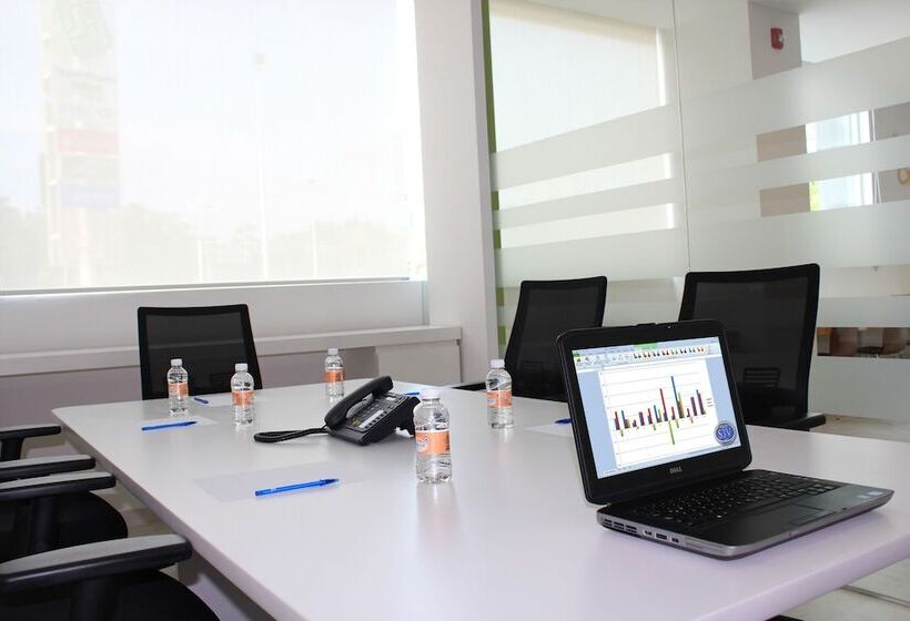 فندق One Guadalajara Tapatio