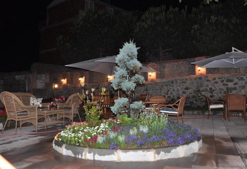 هتل Tahir Aga Konagi