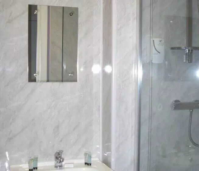 هتل The Breadalbane Arms Room Only