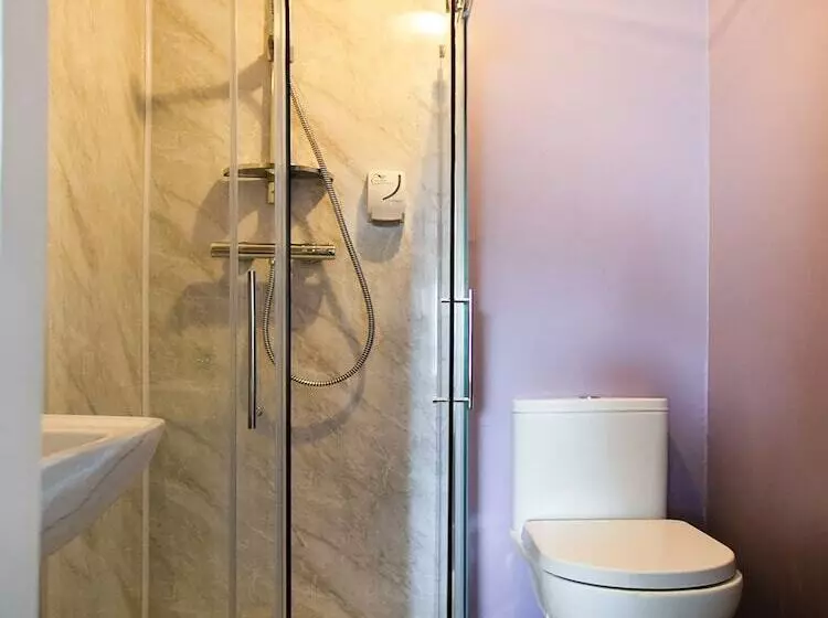 هتل The Breadalbane Arms Room Only