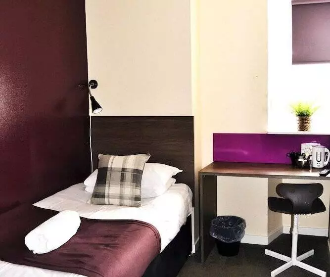 هتل The Breadalbane Arms Room Only