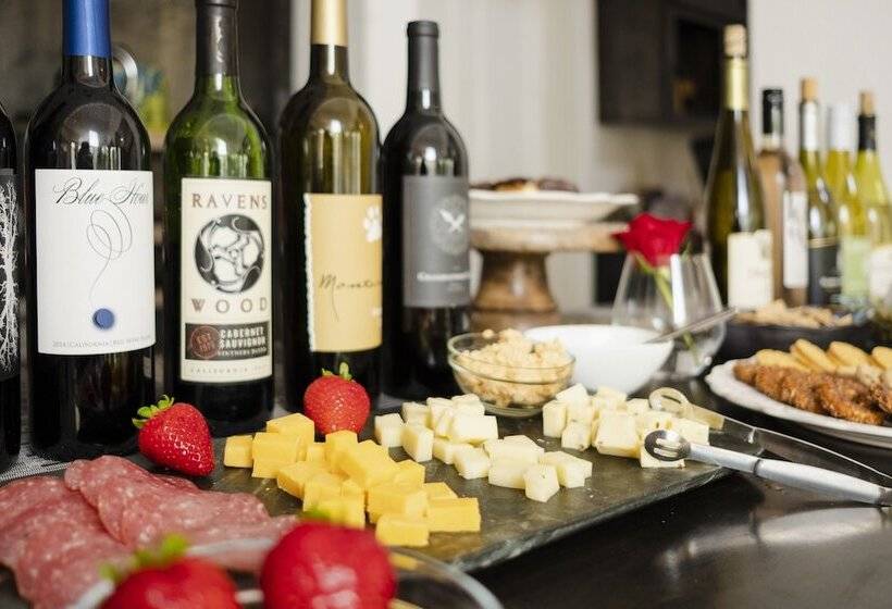 Отель Hounds Tooth Inn