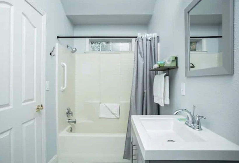 Отель Hounds Tooth Inn