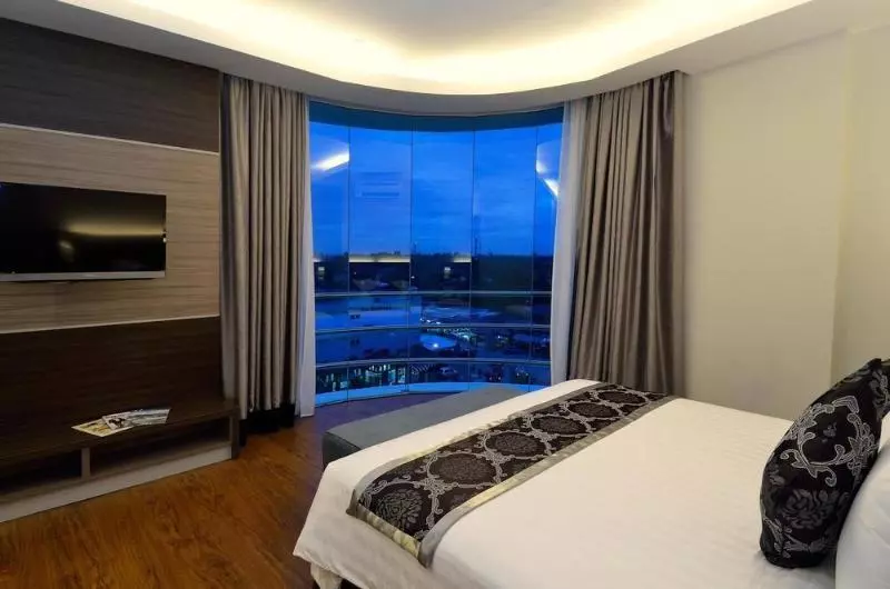 Holiday Villa Hotel & Suites