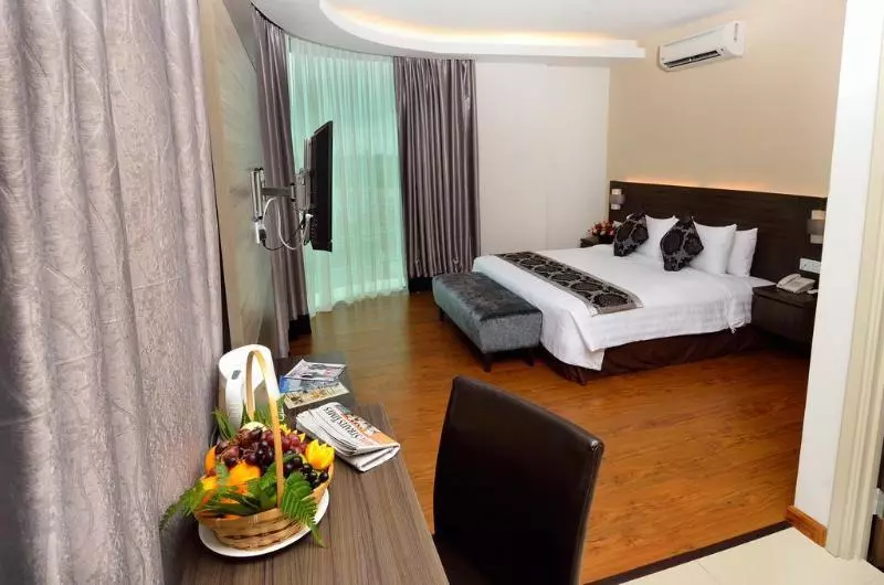 Holiday Villa Hotel & Suites